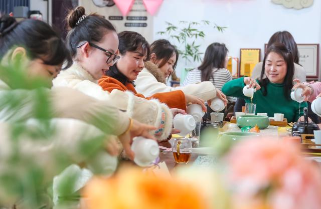 (260308) -- BEIJING, March 8, 2026 (Xinhua) -- Female employees attend a flower arrangement event at a primary school in Jurong City, east China's Jiangsu Province, March 8, 2026. Various events were held across China on Sunday to mark the International Women's Day. (Photo by Zhong Xueman/Xinhua)