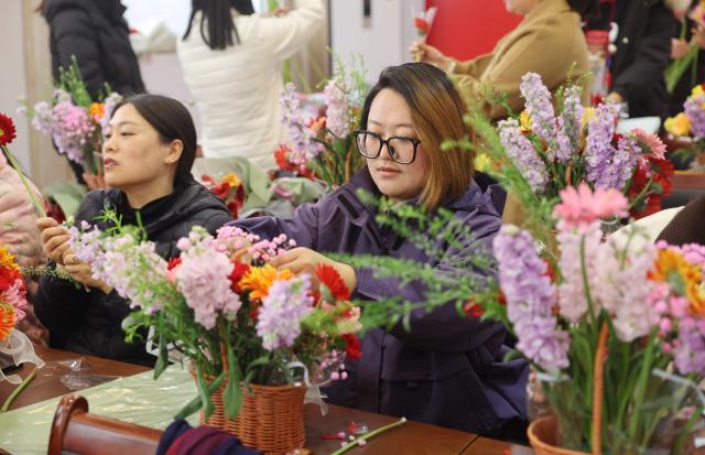 (260308) -- BEIJING, March 8, 2026 (Xinhua) -- Women attend a flower arrangement competition in Linyi City, east China's Shandong Province, March 8, 2026. Various events were held across China on Sunday to mark the International Women's Day. (Photo by Wang Yanbing/Xinhua)
