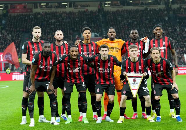 (260309) -- MILAN, March 9, 2026 (Xinhua) -- AC Milan's starting players pose before during an Italian Serie A football match between AC Milan and Inter Milan in Milan, Italy, March 8, 2026. (Xinhua/Li Jing)