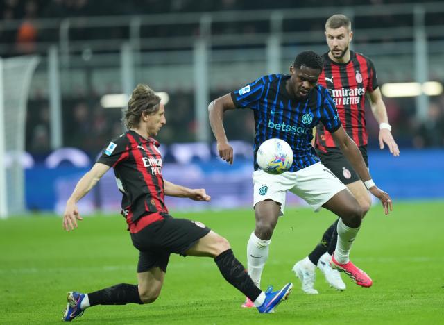 (260309) -- MILAN, March 9, 2026 (Xinhua) -- AC Milan's Luka Modric (L) vies with Inter Milan's Ange-Yoan Bonny during an Italian Serie A football match between AC Milan and Inter Milan in Milan, Italy, March 8, 2026. (Xinhua/Li Jing)