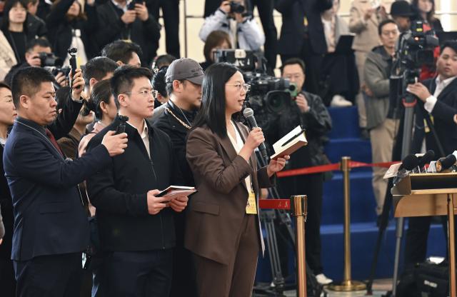 (260309) -- BEIJING, March 9, 2026 (Xinhua) -- A journalist asks a question during an interview attended by ministers after the second plenary meeting of the fourth session of the 14th National People's Congress (NPC) at the Great Hall of the People in Beijing, capital of China, March 9, 2026. (Xinhua/Cai Xiangxin)