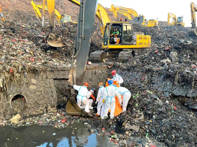 (260309) -- JAKARTA, March 9, 2026 (Xinhua) -- Photo provided by Indonesia National Search And Rescue Agency (Basarnas) shows rescuers working on site after a large garbage mound collapsed at the Bantar Gebang Integrated Waste Processing Site in Bekasi, Indonesia, on March 9, 2026. Four people were killed after a large garbage mound collapsed at the Bantar Gebang Integrated Waste Processing Site in Bekasi, on the outskirts of Indonesia's Jakarta, the Ministry of Environment said on Monday. (Photo by Basarnas/Handout via Xinhua)