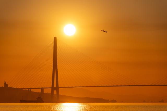 (260310) -- VLADIVOSTOK, March 10, 2026 (Xinhua) -- This photo taken on March 9, 2026 shows a view near a bridge at sunrise in Vladivostok, Russia. (Photo by Andrey Matveenko/Xinhua)