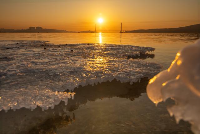 (260310) -- VLADIVOSTOK, March 10, 2026 (Xinhua) -- This photo taken on March 9, 2026 shows a sunrise view in Vladivostok, Russia. (Photo by Andrey Matveenko/Xinhua)
