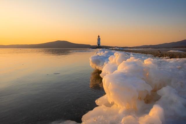 (260310) -- VLADIVOSTOK, March 10, 2026 (Xinhua) -- This photo taken on March 9, 2026 shows a sunrise view in Vladivostok, Russia. (Photo by Andrey Matveenko/Xinhua)