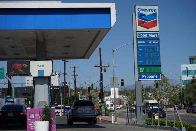 (260310) -- LOS ANGELES, March 10, 2026 (Xinhua) -- People fill up their vehicles at a gas station in Los Angeles, California, the United States, on March 9, 2026. TO GO WITH "Economic Watch: California motorists hit by soaring gas prices amid attacks on Iran" (Photo by Zeng Hui/Xinhua)