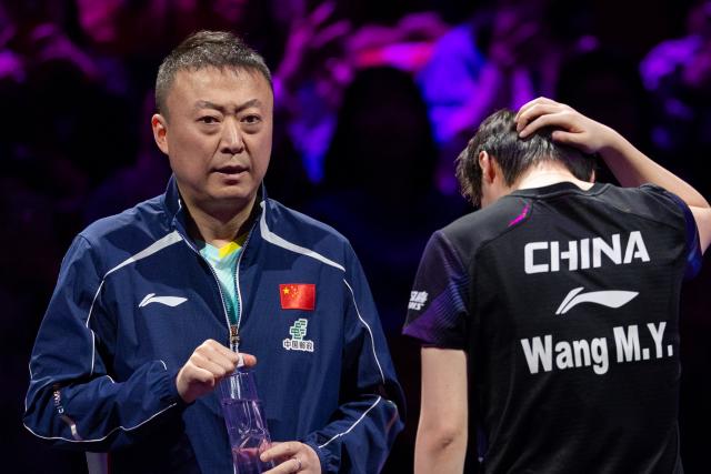(260310) -- CHONGQING, March 10, 2026 (Xinhua) -- China's coach Ma Lin (L) talks to Wang Manyu during the women's singles round of 32 match against Satsuki Odo of Japan at the WTT Champions Chongqing 2026 in southwest China's Chongqing, March 10, 2026. (Xinhua/Huang Wei)
