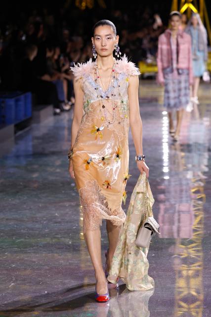 (260310) -- PARIS, March 10, 2026 (Xinhua) -- A model presents a creation from the ready-to-wear Fall/Winter 2026-2027 collections by Channel during the Paris Fashion Week in Paris, France, on March 9, 2026. (MeetEurope/Handout via Xinhua)