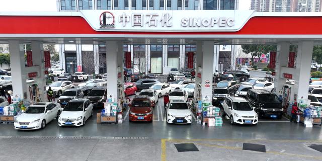 (260310) -- BEIJING, March 10, 2026 (Xinhua) -- A drone photo taken on March 9, 2026 shows vehicles getting refueled at a gas station in Changzhou, east China's Jiangsu Province. China raised its retail prices of gasoline and diesel on Tuesday, following a sharp rise in international oil prices.
   Gasoline and diesel prices increased by 695 yuan (about 100.5 U.S. dollars) and 670 yuan per tonne, respectively. (Photo by Chen Wei/Xinhua)