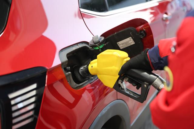 (260310) -- BEIJING, March 10, 2026 (Xinhua) -- A staff member refuels a vehicle at a gas station in Lianyungang, east China's Jiangsu Province, March 9, 2026. China raised its retail prices of gasoline and diesel on Tuesday, following a sharp rise in international oil prices.
   Gasoline and diesel prices increased by 695 yuan (about 100.5 U.S. dollars) and 670 yuan per tonne, respectively. (Photo by Si Wei/Xinhua)