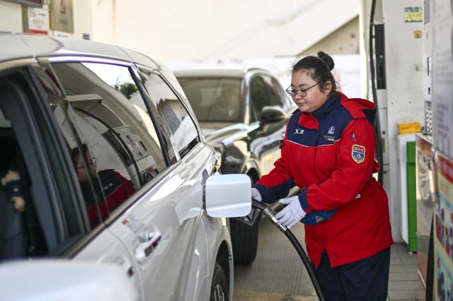 (260310) -- BEIJING, March 10, 2026 (Xinhua) -- A staff member refuels a vehicle at a gas station in Kunshan, east China's Jiangsu Province, March 9, 2026. China raised its retail prices of gasoline and diesel on Tuesday, following a sharp rise in international oil prices.
   Gasoline and diesel prices increased by 695 yuan (about 100.5 U.S. dollars) and 670 yuan per tonne, respectively. (Photo by Wang Xuzhong/Xinhua)