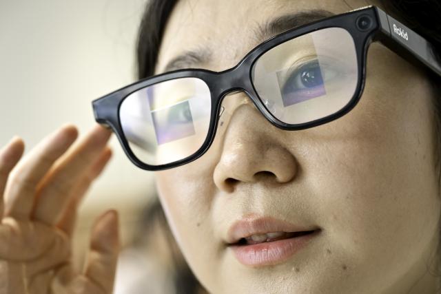 (260310) -- BEIJING, March 10, 2026 (Xinhua) -- A staff member demonstrates a pair of smart glasses developed by Hangzhou-based technology company Rokid at Rokid's flagship store in Yujiang District of Yingtan, east China's Jiangxi Province, July 10, 2025. (Xinhua/Liu Jinhai)
