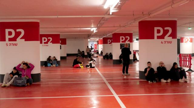 (260310) -- MODI'IN, March 10, 2026 (Xinhua) -- People stay in an underground bomb shelter as sirens warn of incoming ballistic missiles in Modi'in, Israel, March 10, 2026. (Photo by Gil Cohen Magen/Xinhua)