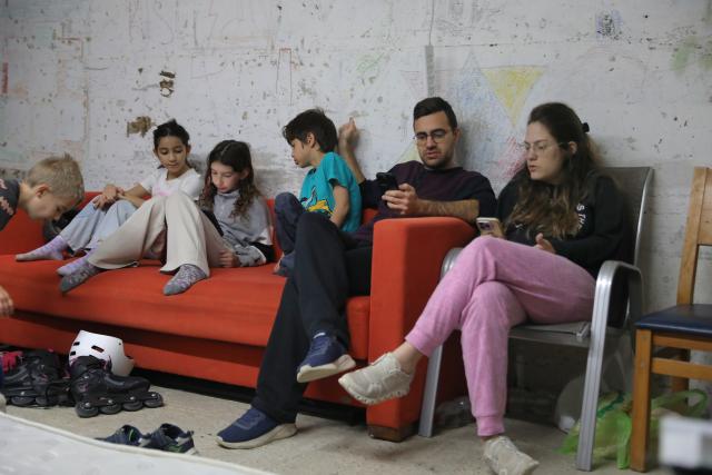 (260310) -- TEL AVIV, March 10, 2026 (Xinhua) -- People stay in an underground bomb shelter as sirens warn of incoming ballistic missiles in Tel Aviv, Israel, March 10, 2026. (Gideon Markowicz/JINI via Xinhua)
