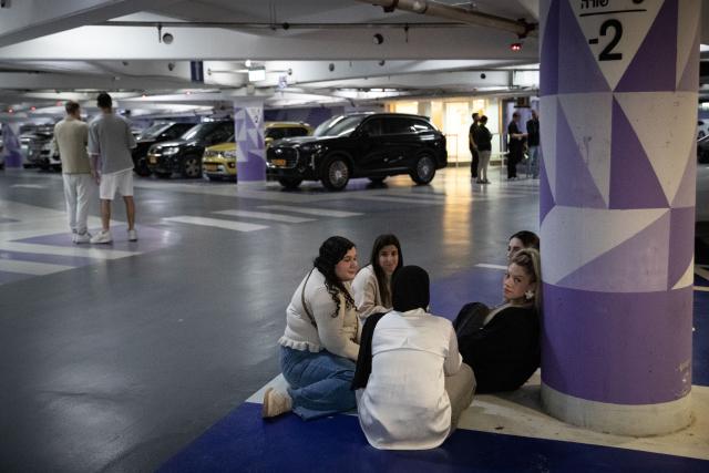 (260310) -- TEL AVIV, March 10, 2026 (Xinhua) -- People stay in an underground bomb shelter as sirens warn of incoming ballistic missiles in Tel Aviv, Israel, March 10, 2026. (Xinhua/Chen Junqing)