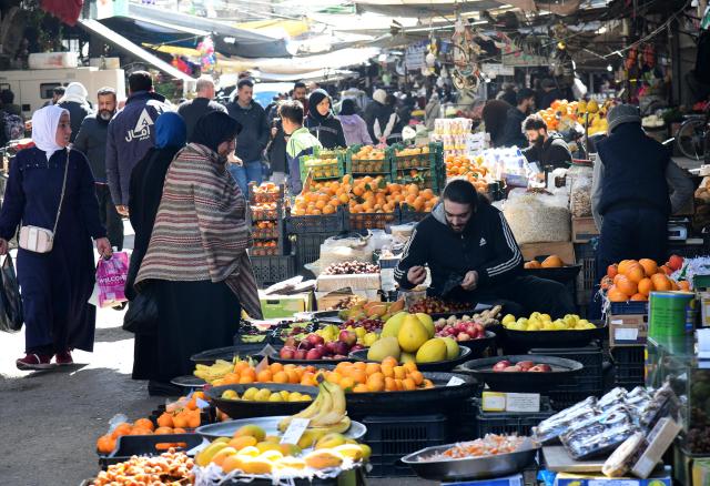(260310) -- DAMASCUS, March 10, 2026 (Xinhua) -- People shop for food at a popular marketplace in Damascus, Syria, on March 10, 2026. (Photo by Ammar Safarjalani/Xinhua)