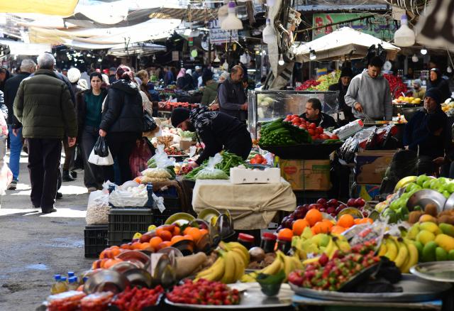 (260310) -- DAMASCUS, March 10, 2026 (Xinhua) -- People shop for food at a popular marketplace in Damascus, Syria, on March 10, 2026. (Photo by Ammar Safarjalani/Xinhua)