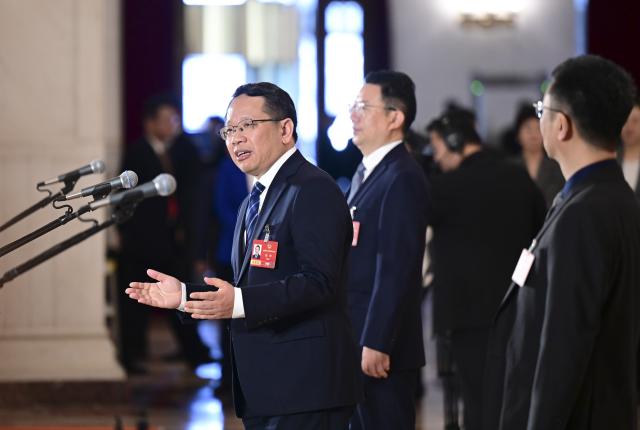 (260311) -- BEIJING, March 11, 2026 (Xinhua) -- Xu Kun (L), a member of the 14th National Committee of the Chinese People's Political Consultative Conference (CPPCC), attends a group interview ahead of the closing meeting of the fourth session of the 14th CPPCC National Committee at the Great Hall of the People in Beijing, capital of China, March 11, 2026. (Xinhua/Chen Yehua)
