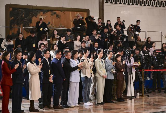 (260311) -- BEIJING, March 11, 2026 (Xinhua) -- Journalists work at a group interview ahead of the closing meeting of the fourth session of the 14th National Committee of the Chinese People's Political Consultative Conference (CPPCC) at the Great Hall of the People in Beijing, capital of China, March 11, 2026. (Xinhua/Chen Yehua)