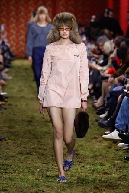 (260311) -- PARIS, March 11, 2026 (Xinhua) -- A model presents a creation from the Ready-to-Wear Fall/Winter 2026-2027 collections by Miu Miu during the Paris Fashion Week, in Paris, France, on March 10, 2026. (MeetEurope/Handout via Xinhua)