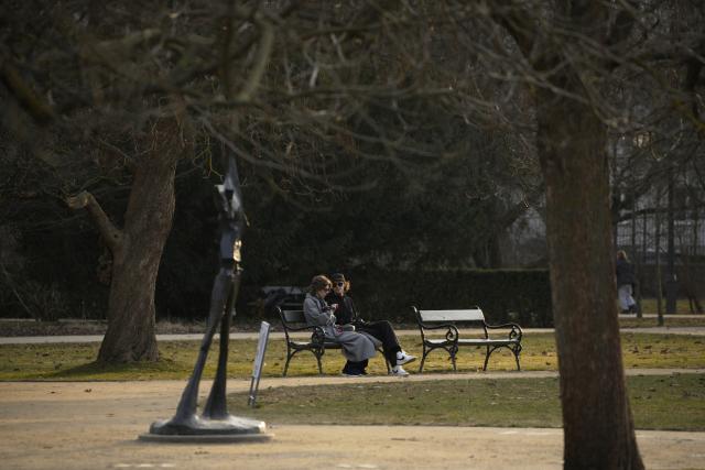 (260311) -- WARSAW, March 11, 2026 (Xinhua) -- People relax on a bench at the Lazienki Park in Warsaw, Poland on March 10, 2026. (Photo by Jaap Arriens/Xinhua)