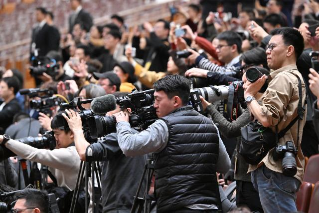 (260311) -- BEIJING, March 11, 2026 (Xinhua) -- Journalists work at the closing meeting of the fourth session of the 14th National Committee of the Chinese People's Political Consultative Conference (CPPCC) at the Great Hall of the People in Beijing, capital of China, March 11, 2026. (Xinhua/Chen Yichen)