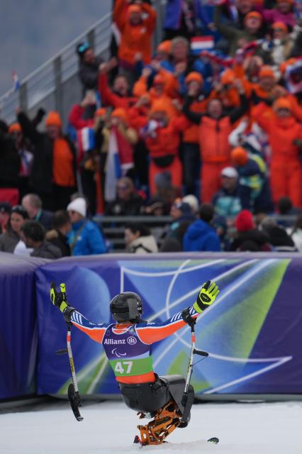 (260311) -- CORTINA D'AMPEZZO, March 11, 2026 (Xinhua) -- Jeroen Kampschreur of the Netherlands celebrates with the supporters after the Para Alpine Skiing Men's Alpine Combined Sitting event at the Milan-Cortina 2026 Paralympic Winter Games in Cortina D'ampezzo, Italy, March 10, 2026. (Xinhua/Wang Kaiyan)