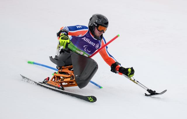 (260311) -- CORTINA D'AMPEZZO, March 11, 2026 (Xinhua) -- Jeroen Kampschreur of the Netherlands competes during the Para Alpine Skiing Men's Alpine Combined Sitting event at the Milan-Cortina 2026 Paralympic Winter Games in Cortina D'ampezzo, Italy, March 10, 2026. (Xinhua/Wang Kaiyan)