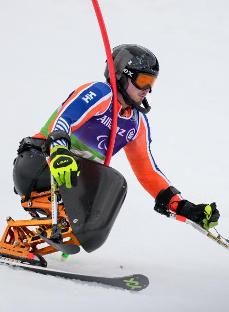 (260311) -- CORTINA D'AMPEZZO, March 11, 2026 (Xinhua) -- Jeroen Kampschreur of the Netherlands competes during the Para Alpine Skiing Men's Alpine Combined Sitting event at the Milan-Cortina 2026 Paralympic Winter Games in Cortina D'ampezzo, Italy, March 10, 2026. (Xinhua/Wang Kaiyan)