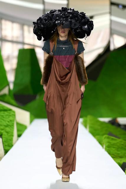 (260311) -- PARIS, March 11, 2026 (Xinhua) -- A model presents a creation from the Ready-to-Wear Fall/Winter 2026-2027 collections by Louis Vuitton during the Paris Fashion Week, in Paris, France, on March 10, 2026. (MeetEurope/Handout via Xinhua)