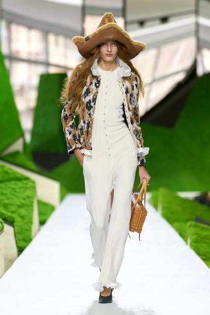 (260311) -- PARIS, March 11, 2026 (Xinhua) -- A model presents a creation from the Ready-to-Wear Fall/Winter 2026-2027 collections by Louis Vuitton during the Paris Fashion Week, in Paris, France, on March 10, 2026. (MeetEurope/Handout via Xinhua)