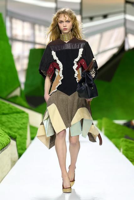 (260311) -- PARIS, March 11, 2026 (Xinhua) -- A model presents a creation from the Ready-to-Wear Fall/Winter 2026-2027 collections by Louis Vuitton during the Paris Fashion Week, in Paris, France, on March 10, 2026. (MeetEurope/Handout via Xinhua)