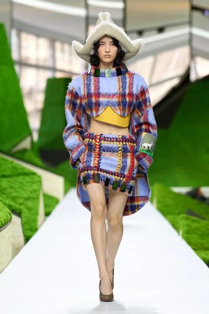 (260311) -- PARIS, March 11, 2026 (Xinhua) -- A model presents a creation from the Ready-to-Wear Fall/Winter 2026-2027 collections by Louis Vuitton during the Paris Fashion Week, in Paris, France, on March 10, 2026. (MeetEurope/Handout via Xinhua)
