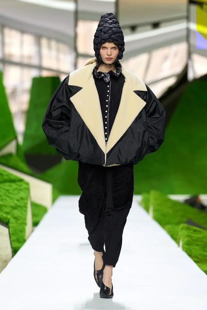 (260311) -- PARIS, March 11, 2026 (Xinhua) -- A model presents a creation from the Ready-to-Wear Fall/Winter 2026-2027 collections by Louis Vuitton during the Paris Fashion Week, in Paris, France, on March 10, 2026. (MeetEurope/Handout via Xinhua)