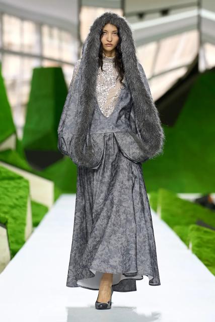 (260311) -- PARIS, March 11, 2026 (Xinhua) -- A model presents a creation from the Ready-to-Wear Fall/Winter 2026-2027 collections by Louis Vuitton during the Paris Fashion Week, in Paris, France, on March 10, 2026. (MeetEurope/Handout via Xinhua)