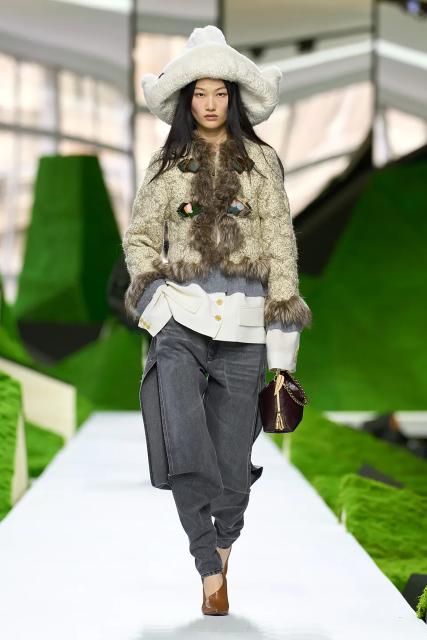 (260311) -- PARIS, March 11, 2026 (Xinhua) -- A model presents a creation from the Ready-to-Wear Fall/Winter 2026-2027 collections by Louis Vuitton during the Paris Fashion Week, in Paris, France, on March 10, 2026. (MeetEurope/Handout via Xinhua)