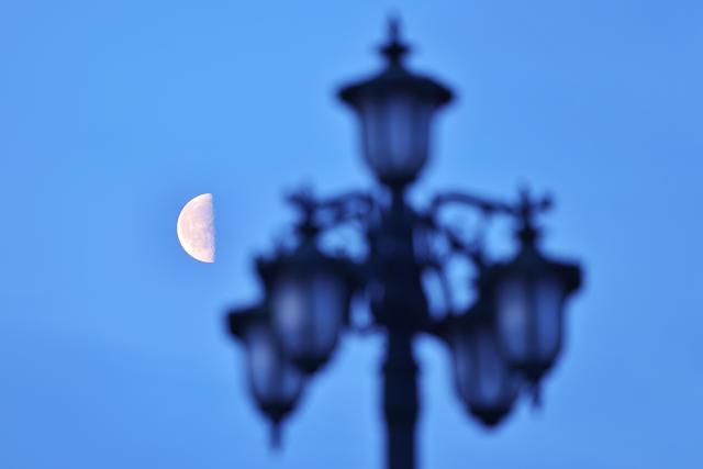 (260311) -- HARBIN, March 11, 2026 (Xinhua) -- This photo taken on March 11, 2026 shows a last quarter moon observed in Tongjiang, northeast China's Heilongjiang Province.
  The smallest last quarter moon of 2026 appeared on Wednesday. A last quarter moon rises around midnight and sets around noon. (Photo by Liu Wanping/Xinhua)