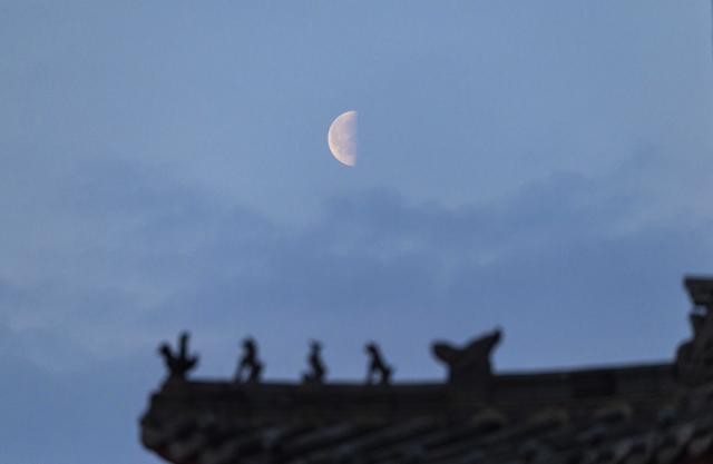 (260311) -- HARBIN, March 11, 2026 (Xinhua) -- This photo taken on March 11, 2026 shows a last quarter moon observed in Shuangyashan, northeast China's Heilongjiang Province.
  The smallest last quarter moon of 2026 appeared on Wednesday. A last quarter moon rises around midnight and sets around noon. (Photo by Han Yang/Xinhua)