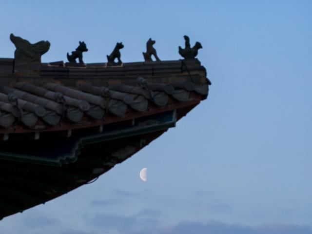 (260311) -- HARBIN, March 11, 2026 (Xinhua) -- This photo taken on March 11, 2026 shows a last quarter moon observed in Shuangyashan, northeast China's Heilongjiang Province.
  The smallest last quarter moon of 2026 appeared on Wednesday. A last quarter moon rises around midnight and sets around noon. (Photo by Han Yang/Xinhua)
