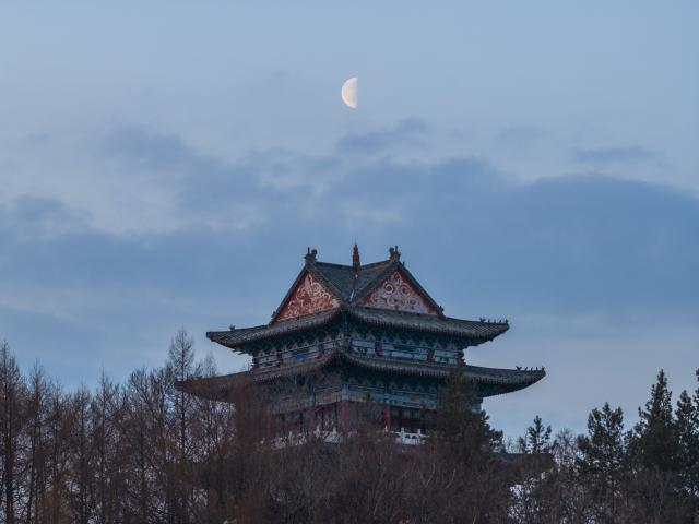 (260311) -- HARBIN, March 11, 2026 (Xinhua) -- This photo taken on March 11, 2026 shows a last quarter moon observed in Shuangyashan, northeast China's Heilongjiang Province.
  The smallest last quarter moon of 2026 appeared on Wednesday. A last quarter moon rises around midnight and sets around noon. (Photo by Han Yang/Xinhua)
