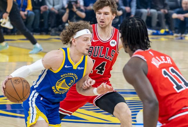 (260311) -- SAN FRANCISCO, March 11, 2026 (Xinhua) -- Brandin Podziemski (L) of Golden State Warriors competes during the 2025-2026 NBA regular season basketball game between Chicago Bulls and Golden State Warriors in San Francisco, the United States, March 10, 2026. (Photo by Dong Xudong/Xinhua)