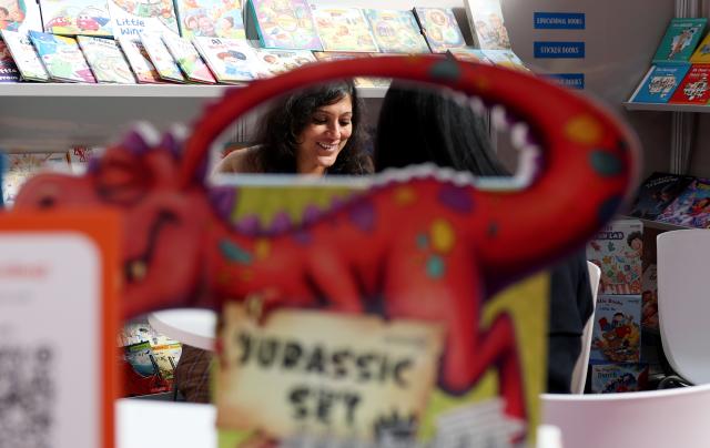 (260311) -- LONDON, March 11, 2026 (Xinhua) -- People talk at the 2026 London Book Fair in London, Britain, March 10, 2026.
  The 2026 London Book Fair kicked off here on Tuesday. (Xinhua/Li Ying)