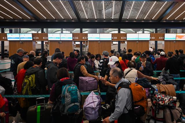 (260311) -- ISTANBUL, March 11, 2026 (Xinhua) -- Taiwan compatriots stranded in the Middle East queue to check in at Istanbul Airport in Istanbul, Türkiye, March 9, 2026. TO GO WITH "Over 70 stranded Taiwan compatriots return home from Middle East via Chinese mainland transit" (Xinhua/Liu Lei)
