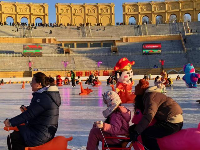 (260311) -- YINCHUAN, March 11, 2026 (Xinhua) -- Citizens play at the "sunset ice rink" in Lanshan Park, Yinchuan, northwest China's Ningxia Hui Autonomous Region, Feb. 7, 2026. TO GO WITH "Economic Watch: More than a scenic view, sunset ignites tourism in NW China region" (Xinhua/Ma Sijia)