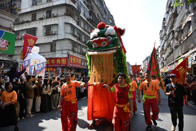 (260311) -- JIEYANG, March 11, 2026 (Xinhua) -- This photo taken on March 11, 2026 shows a lion dance performance during the Chenghuang temple fair in Jieyang, south China's Guangdong Province. The Chenghuang temple fair, held on the 23rd day of the first month on the traditional Chinese calendar, is one of the major traditional folk cultural events in Jieyang. (Xinhua/Deng Hua)