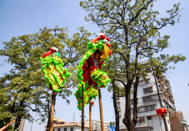 (260311) -- JIEYANG, March 11, 2026 (Xinhua) -- This photo taken on March 11, 2026 shows a lion dance performance during the Chenghuang temple fair in Jieyang, south China's Guangdong Province. The Chenghuang temple fair, held on the 23rd day of the first month on the traditional Chinese calendar, is one of the major traditional folk cultural events in Jieyang. (Photo by Huang Guangping/Xinhua)