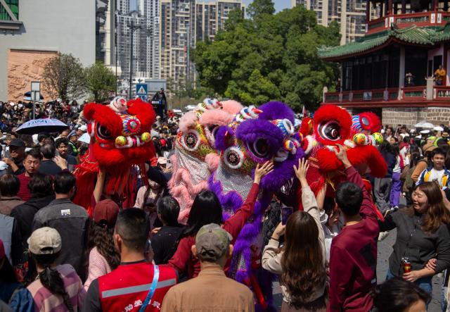 (260311) -- JIEYANG, March 11, 2026 (Xinhua) -- Parade performers interact with the audience during the Chenghuang temple fair in Jieyang, south China's Guangdong Province, March 11, 2026. The Chenghuang temple fair, held on the 23rd day of the first month on the traditional Chinese calendar, is one of the major traditional folk cultural events in Jieyang. (Photo by Huang Guangping/Xinhua)