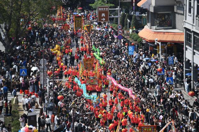 (260311) -- JIEYANG, March 11, 2026 (Xinhua) -- This aerial drone photo taken on March 11, 2026 shows a parade during the Chenghuang temple fair in Jieyang, south China's Guangdong Province. The Chenghuang temple fair, held on the 23rd day of the first month on the traditional Chinese calendar, is one of the major traditional folk cultural events in Jieyang. (Xinhua/Deng Hua)