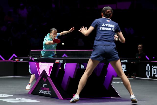 (260311) -- CHONGQING, March 11, 2026 (Xinhua) -- Shi Xunyao (L) of China hits a return during the women's singles round of 32 match against Yuan Jianan of France at the WTT Champions Chongqing 2026 in southwest China's Chongqing, March 11, 2026. (Xinhua/Huang Wei)