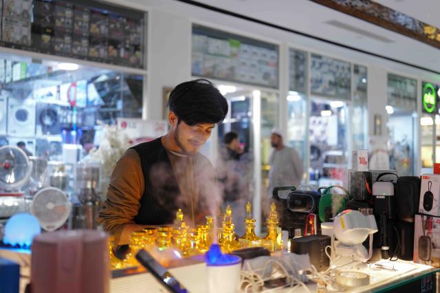 (260311) -- KABUL, March 11, 2026 (Xinhua) -- A customer shops in a bazaar in Kabul, Afghanistan, on March 11, 2026. (Xinhua/Li Ang)